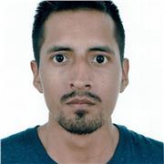 Profesor de inglés imparte clases y apoya en el desarrollo de tareas